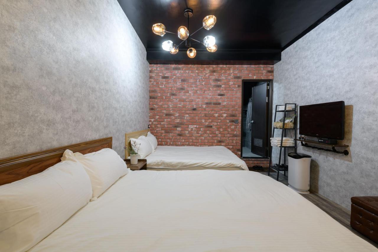 羅東夜市 小宅一生民宿 Night Market Small House Lifetime Hotel Luodong Dış mekan fotoğraf